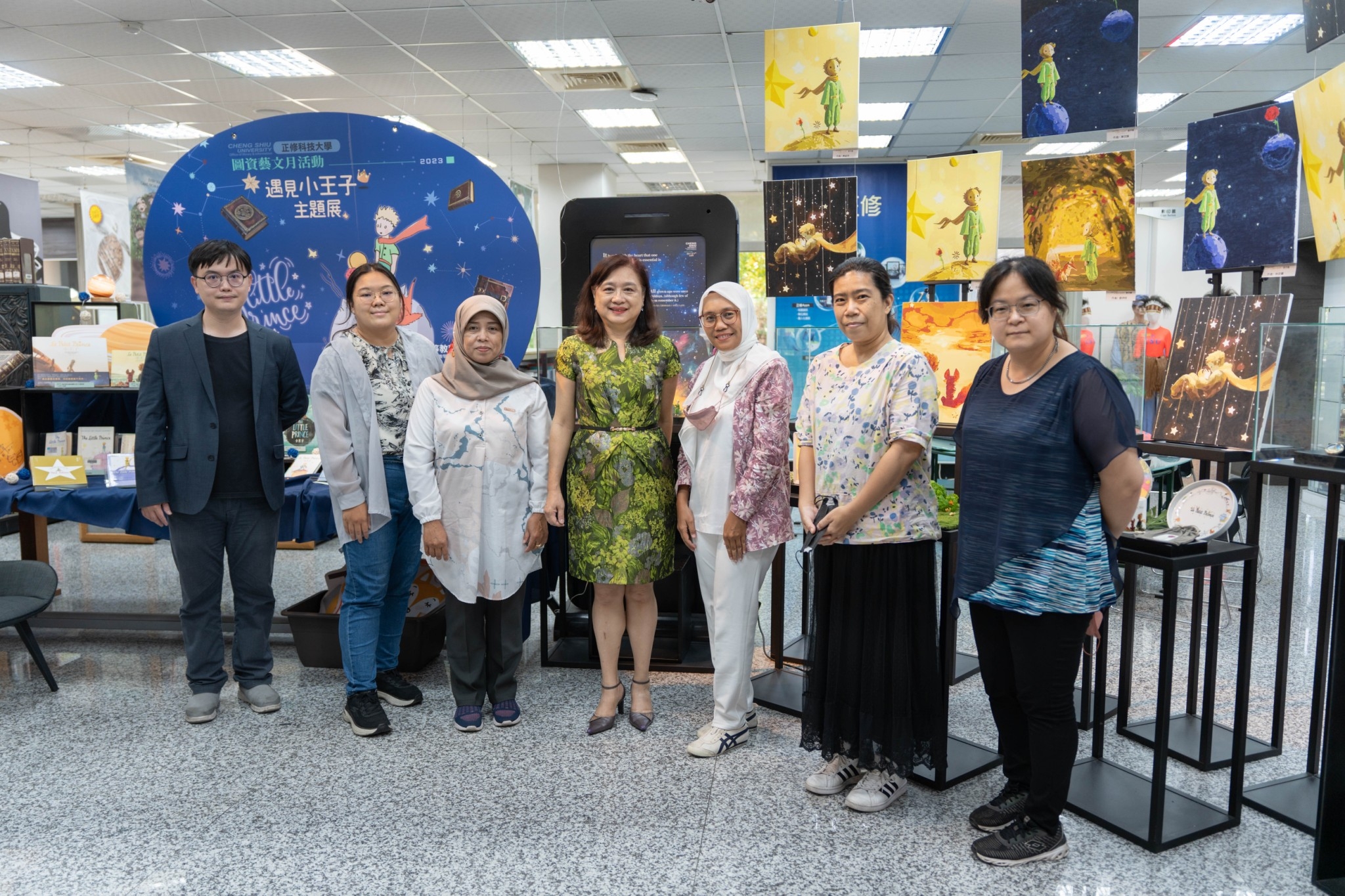 Foto Bersama Staff Perpustakaan Universitas Cheng Shiu